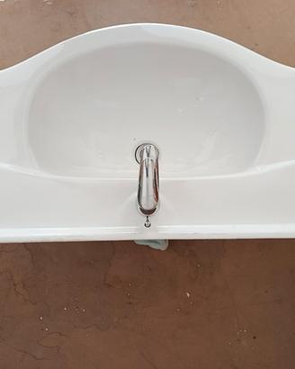 Lavabo in ceramica completo di rubinetteria