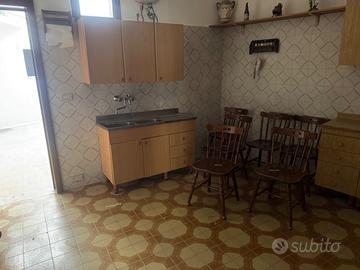 Camera da letto +cucina+sedie+cristalliera