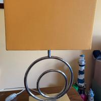 Lampada da tavolo in acciaio con cappello giallo,