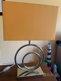 Lampada da tavolo in acciaio con cappello giallo,