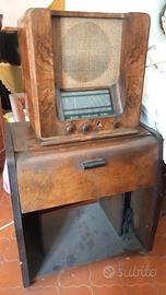 Radio Magnadyne vintage, mobile con giradischi. In