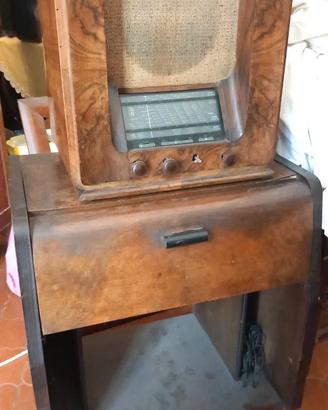 Radio Magnadyne vintage, mobile con giradischi. In