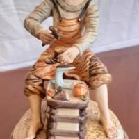 Statuetta di ciabattino in ceramica numerata