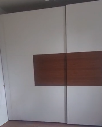 Armadio con ante scorrevoli bianco e legno