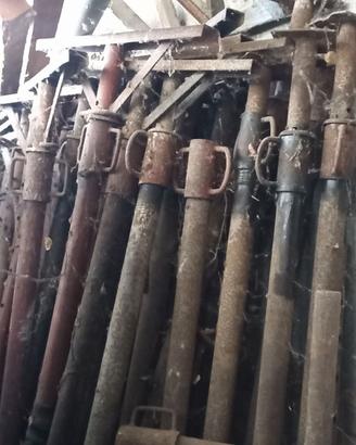 Materiale edile vario per ponteggi