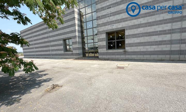 Capannone con magazzino ed uffici