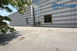 Capannone con magazzino ed uffici