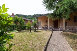 Villa di 320 m² con più di 5 locali e box auto dop