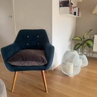 Poltroncina di design  blu e grigia di velluto