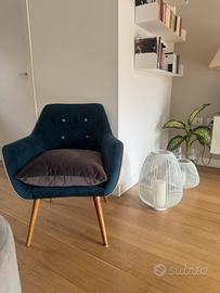Poltroncina di design  blu e grigia di velluto