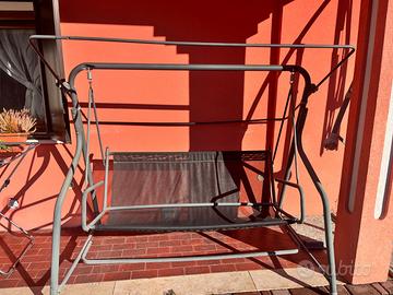 Dondolo da giardino e ombrellone