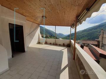 Rustico / Casale di 240 m² con più di 5 locali a R