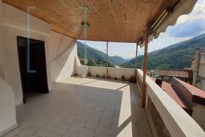 Rustico / Casale di 240 m² con più di 5 locali a R