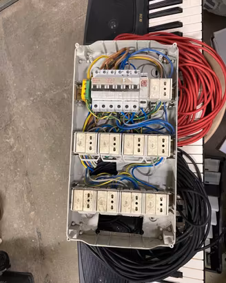 Quadro elettrico con prese e fusibili