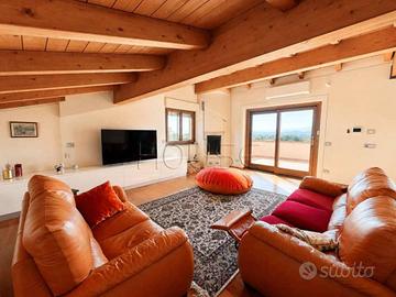 Casa indipendente di 200 m² con 5 locali e box aut