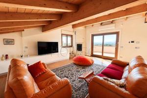 Casa indipendente di 200 m² con 5 locali e box aut