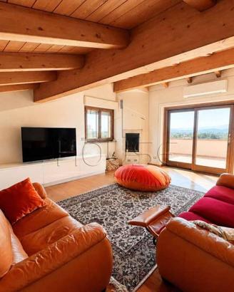 Casa indipendente di 200 m² con 5 locali e box aut