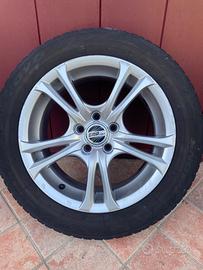 treno di gomme con cerchi in lega