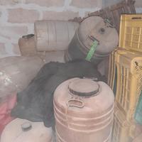 contenitori in plastica e acciaio 