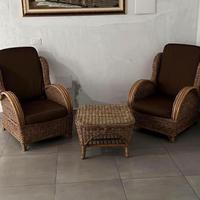 Poltrone in vimini con tavolo