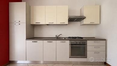Cucina lineare completa di elettrodomestici