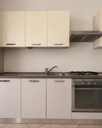 Cucina lineare completa di elettrodomestici
