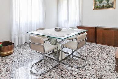 Tavolo in cristallo con sedie