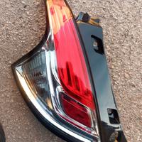 fa avere posteriore sinistro  lancia y 2012