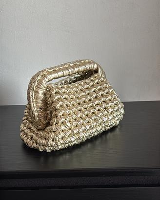 Pochette oro  all’uncinetto