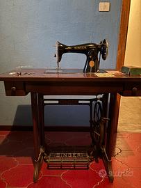 Macchina da cucire Singer 15M d’epoca con mobile
