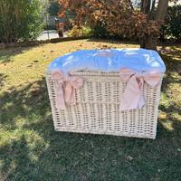 cesto vimini bianco orsetto e lampadario cameretta