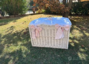 cesto vimini bianco orsetto e lampadario cameretta