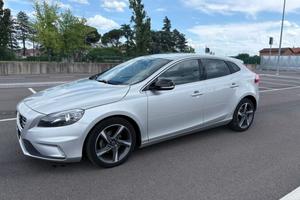 VOLVO V40 1.6 d R-Design