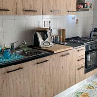 Cucina lineare con snack e sgabelli