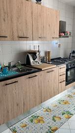 Cucina lineare con snack e sgabelli