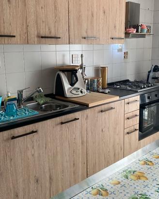 Cucina lineare con snack e sgabelli