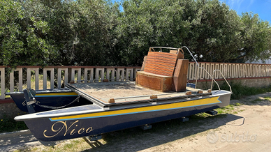 Catamarano artigianale a motore