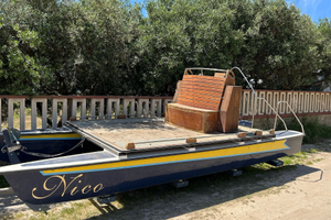 Catamarano artigianale a motore