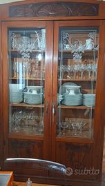 vetrinetta,  tavolino,  sedie thonet e calatoia