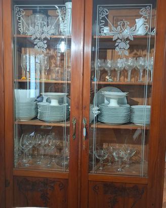 vetrinetta,  tavolino,  sedie thonet e calatoia