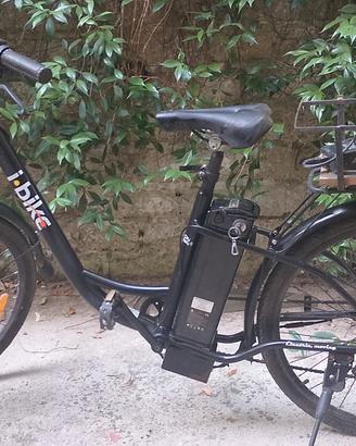 bicicletta a pedalata assistita, colore nero
