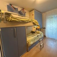 Cameretta bimbi letto a castello e armadi