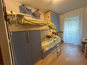 Cameretta bimbi letto a castello e armadi