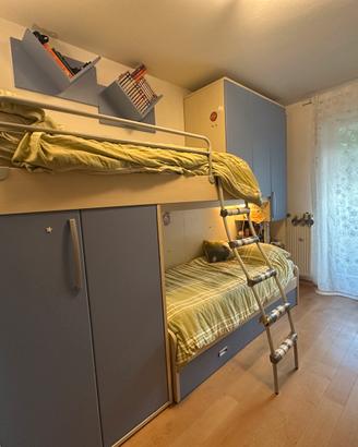 Cameretta bimbi letto a castello e armadi