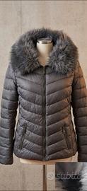 Piumino donna grigio  con maxi collo pelliccia 
