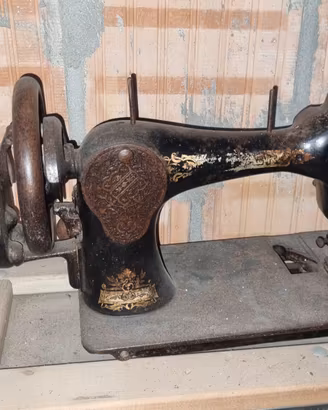 macchina da cucire antica marca SINGER