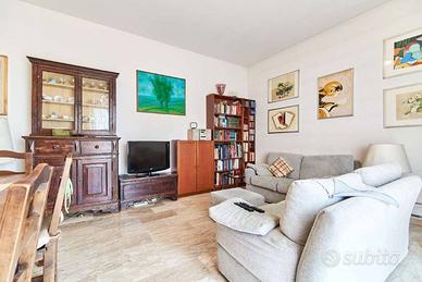Appartamento di 100 m² con 3 locali e box auto a S