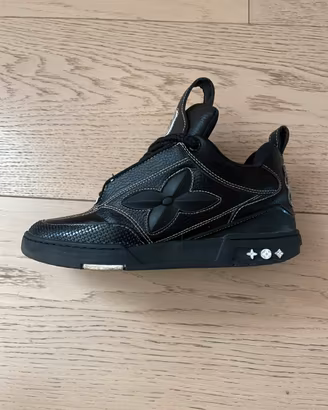 Scarpe nere.