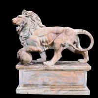 COPPIA DI STATUE DI LEONI IN MARMO ROSA ANTICHI