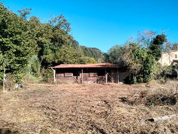 Terreno con stalla per animali